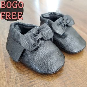 Black leather bow moccasins